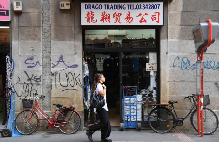 Un negozio cinese nella zona di via Sarpi, 3 ottobre 2016. Ansa/Daniel Dal Zennaro