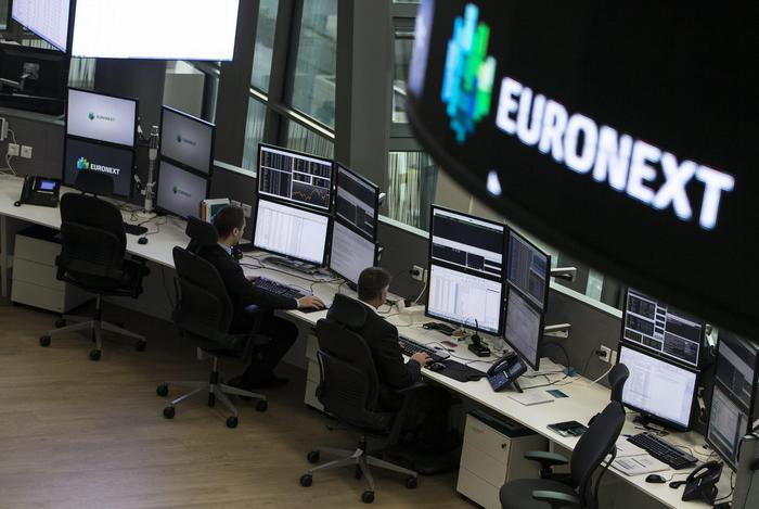 epa05003069 Analysts work in the market services surveillance center of the French stock market operator Euronext, in the business and financial district La Defense, in Courbevoie, near Paris, France, 30 October 2015. Euronext is a Amsterdam-based pan-European stock market operating the exchange markets in Amsterdam, Brussels, Lisbon and Paris.  EPA/IAN LANGSDON