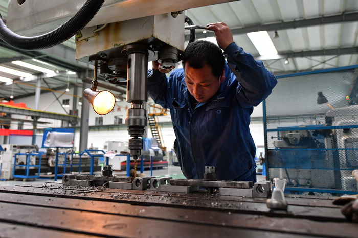 (210530) -- TAIYUAN, May 30, 2021 (Xinhua) -- A worker makes a helicopter part at the Shanxi Helicopter Development and Manufacturing Base in Taiyuan, north China's Shanxi Province, May 26, 2021. The Shanxi Helicopter Development and Manufacturing Base, headquartered in Taiyuan, went into operation recently.
  The base has a professional helicopter design and research team, with more than 7,000 proprietary designs.
  At present, the base mainly produces single-engine two-seat and double-engine four-seat helicopters,which serve tourism, agriculture, flight training, fire rescue and medical assistance purposes. (Xinhua/Cao Yang)