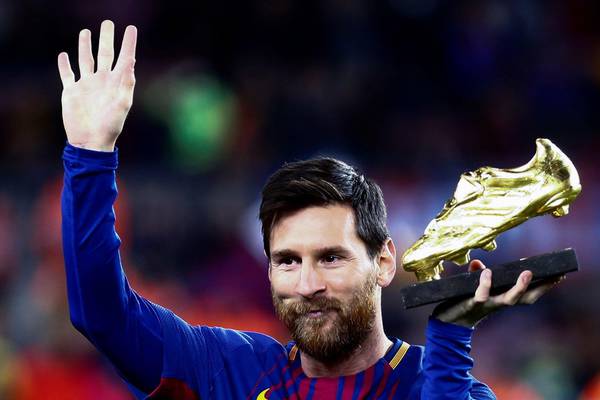 epa06396043 FC Barcelona's Argentinian striker Lionel Messi shows his golden boot before the Spanish First Division League 17th match between FC Barcelona and RC Deportivo at the Camp Nou stadium in Barcelona, Catalonia, Spain, 17 December 2017.  EPA/Quique Garcia