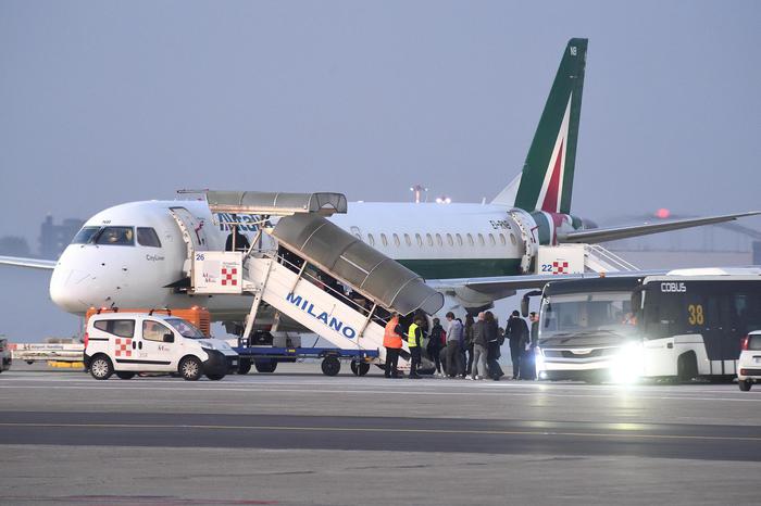 Passeggeri salgono a bordo di un aereo Alitalia in partenza dall'aeroporto di Linate, Milano, 27 Ottobre 2019. ANSA/FLAVIO LO SCALZO