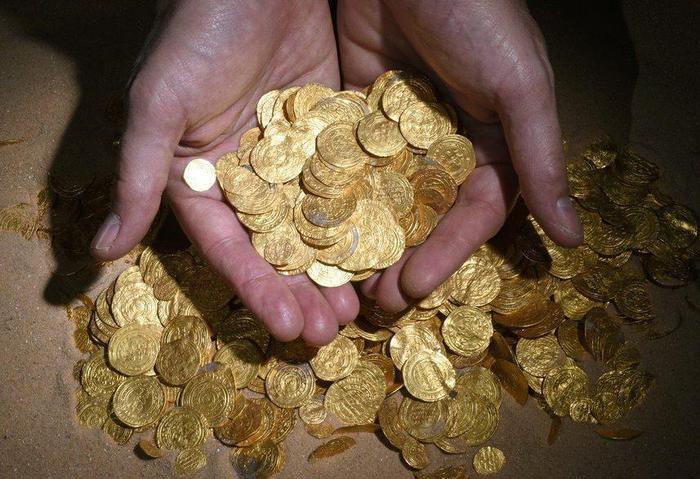 epa04624560 An undated photograph supplied by the Israeli Antiquities Authority on 17 February 2015 shows the largest hoard of gold coins found in Israel, as they are displayed without needing any cleaning. The coins were found in the seabed of the ancient harbor in the Mediterranean Sea port of Caesarea National Park. The coins, almost 2,000 of them, are form the Fatimid period (eleventh century CE) and were discovered by a group of divers that reported the find to the Israel Antiquities Authority and were found due to stormy weather that exposed the treasure in recent weeks. The antiquities department did not put a value on the coins.  EPA/CLARA AMIT/ ISRAEL ANTIQUITIES AUTHORITY / HANDOUT  HANDOUT EDITORIAL USE ONLY/NO SALES