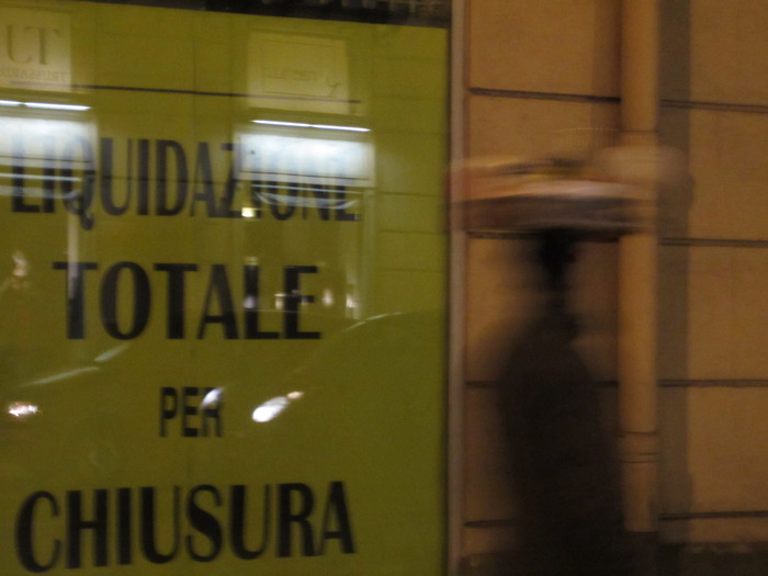 Palermo, chiudono i negozi venditore ambulante porta merce su testa. ANSA/RUGGERO FARKAS