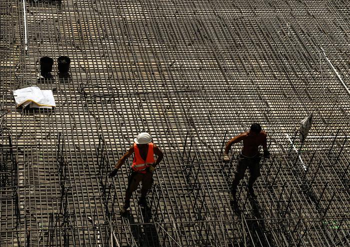 epa07795174 Workers on a construction site in central Dresden, Germany, 26 August 2019. Germany's Ifo Institute that is located in Munich on 26 August said the business climate index for Germany fell from 95.8 in July to 94.3, its lowest level since November 2012 the institute said. Ifo said There are growing indications of a recession in Germany.  EPA/FILIP SINGER