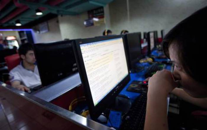 epa02266669 A Chinese internet user doing a search on Google's search engine in an internet cafe in Beijing, China on 30 July 2010. Google Inc. said 30 July its Internet services in China are functioning properly again after the US web giant reported that access to its search engine and other products were being blocked.  EPA/HOW HWEE YOUNG