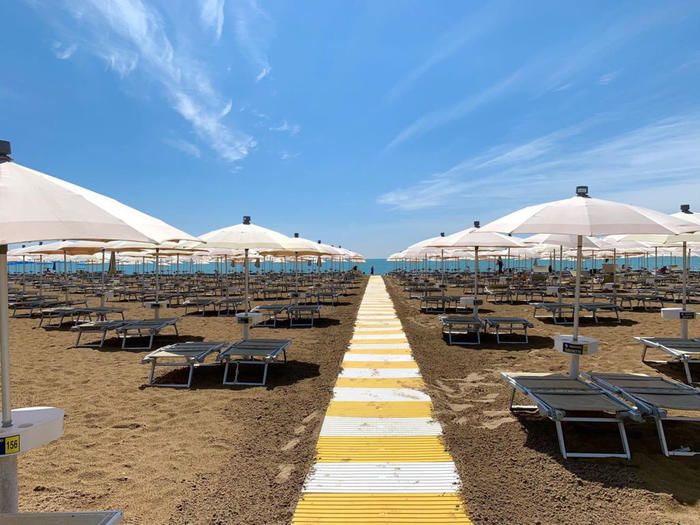 Le sdraio e gli ombrelloni preparate per cominciare la stagione balneare a Jesolo, 15 maggio 2021.
ANSA/Lorenzo Padova