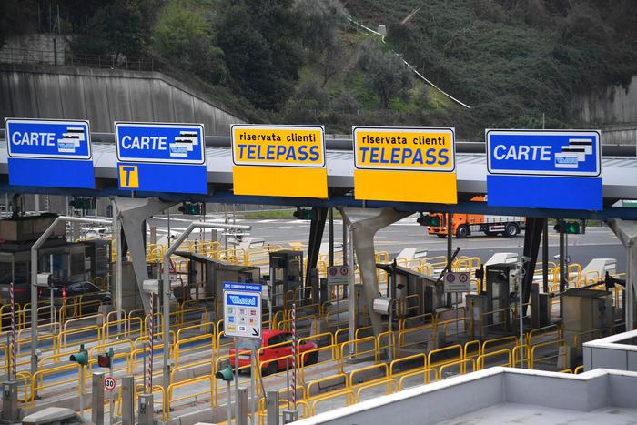 Corsie preferenziali Telepass al casello di Genova Aeroporto, 16 febbraio 2017 a Genova
ANSA/LUCA ZENNARO