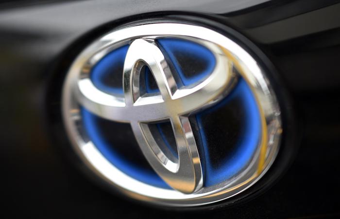 epa07346969 (FILE) - A Toyota Motor logo is seen on a vehicle in Tokyo, Japan, 08 November 2016 (reissued 06 February 2019). Toyota on 06 February cut its full-year profit forecast by nearly 30 percent, from 20.9 billion US dollar (2.3 trillion yen) to 17 billion US dollar (1.87 trillion yen).  EPA/FRANCK ROBICHON
