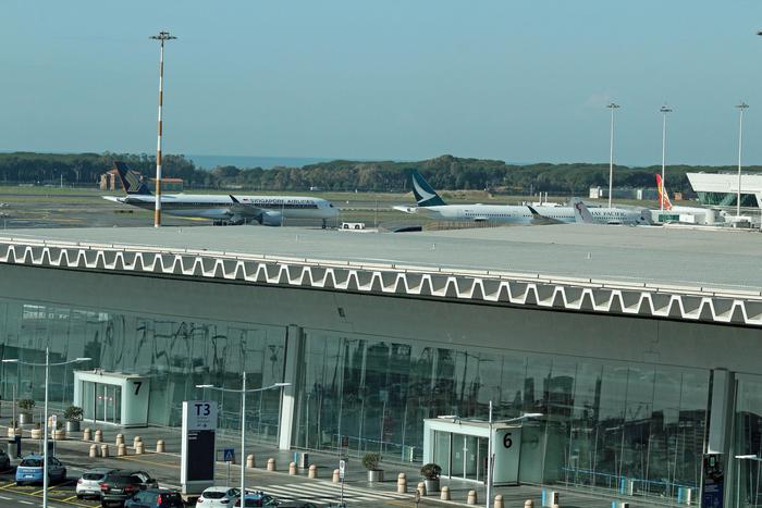 Alcuni aerei parcheggiati all'aeroporto Leonardo Da Vinci di Roma-Fiumicino e il terminal 3 dello scalo romano, 9 febbraio 2018. ANSA/ TELENEWS