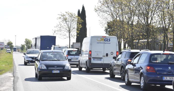 Automobili in fila dopo la riapertura dei cantieri stradali a Spirano  (Bergamo),  17 aprile 2020. ANSA/STEFANO CAVICCHI