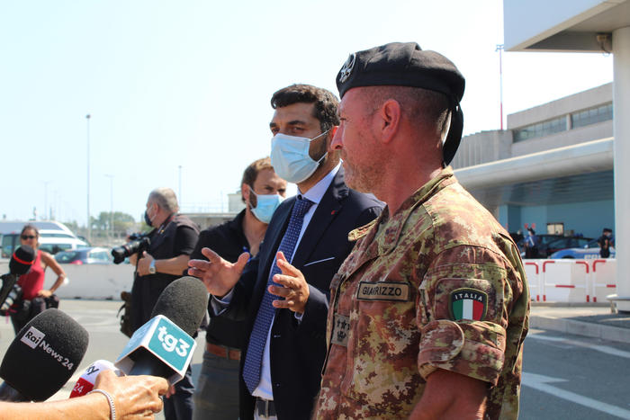 Il colonnello Diego Antonio Giarrizzo del Comando operativo di vertice interforze, a Fiumicino in attesa del secondo volo dalla capitale afghana, Roma, 18 agosto 2021. ANSA/TELENEWS
