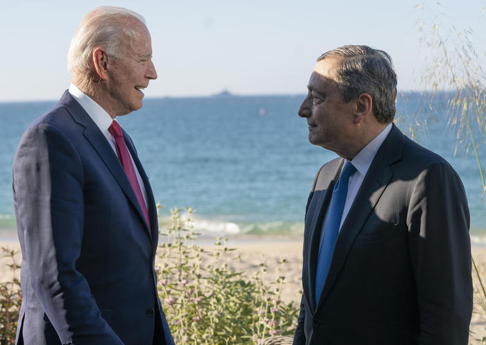 Il presidente del Consiglio Mario Draghi incontra il presidente Usa Joe Biden (S) in margine al G7 di Carbis Bay (Gran Bretagna), 12 giugno 2021. ANSA/FILIPPO ATTILI UFFICIO STAMPA PALAZZO CHIGI