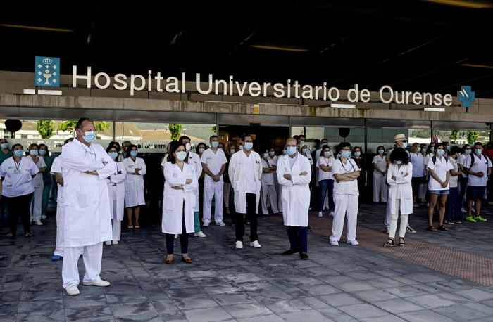 epa08447095 Health workers from a Hospital in Ourense, Galicia, Spain, keep a minute of silence on the first day of the official national mourning in memory of people who died of COVID-19, 27 May 2020.  EPA/Brais Lorenzo