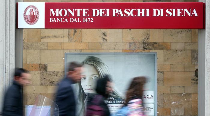 La filiale del Monte dei Paschi di Siena in via Manzoni, a Milano, 19 dicembre 2016. ANSA/MATTEO BAZZI