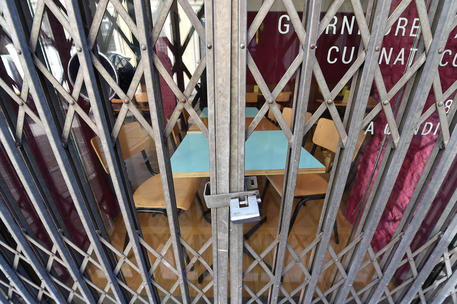 Bars and restaurants are closed during the second wave of the Covid-19 Coronavirus pandemic, in Turin, Italy, 25 November 2020. Italy fights with the second wave of pandemic of the SARS-CoV-2 coronavirus which causes the Covid-19 disease. ANSA/ALESSANDRO DI MARCO