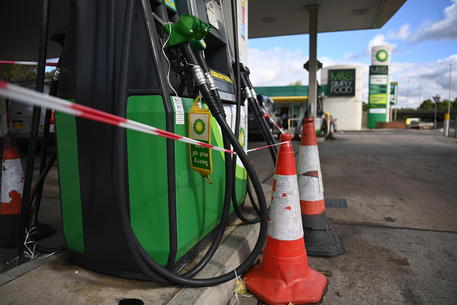 epa09491316 Fuel pumps are taped off in a BP garage in Finchley in London, Britain, 27 September 2021. A shortage of lorry drivers and panic buying has led to fuel shortages in forecourts and petrol stations across the UK.  EPA/NEIL HALL