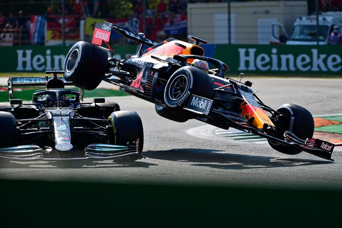 TOPSHOT - Mercedes' British driver Lewis Hamilton (L) and Red Bull's Dutch driver Max Verstappen collide during the Italian Formula One Grand Prix at the Autodromo Nazionale circuit in Monza, on September 12, 2021. (Photo by ANDREJ ISAKOVIC / AFP)