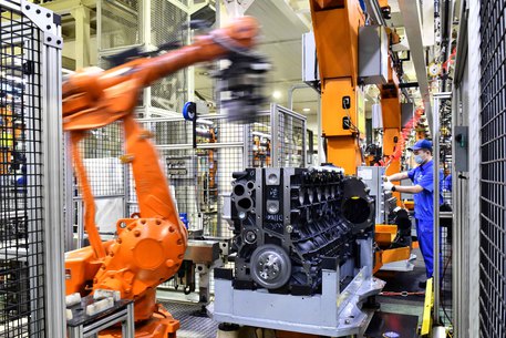 (210527) -- JINAN, May 27, 2021 (Xinhua) -- Workers assemble diesel engines at a workshop of the Weichai Group in Weifang, east China's Shandong province, April 22, 2021.
  Profits of China's major industrial companies saw accelerated growth in the first four months of this year as the country's economic recovery is further consolidated, official data showed on Thursday.
   Industrial firms with an annual business revenue of at least 20 million yuan (about 3.12 million U.S. dollars) saw their combined profits surge 106 percent year on year in the January-April period to over 2.59 trillion yuan, data from the National Bureau of Statistics (NBS) showed. (Xinhua/Guo Xulei)