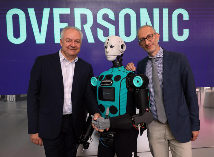 Fabio Puglia (S), Founder e Presidente di Oversonic Robotics, e il ceo Paolo Denti posano con RoBee il primo umanoide Made in Italy presentato alla stampa questa mattina  a Milano, 27 Settembre 2021.
ANSA / MATTEO BAZZI