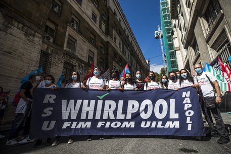 Lavoratori della Whirlpool di Napoli manifestano davanti il Mise in occasione del tavolo convocato al ministero dello Sviluppo Economico, Roma, 23 settembre 2021. ANSA/ANGELO CARCONI