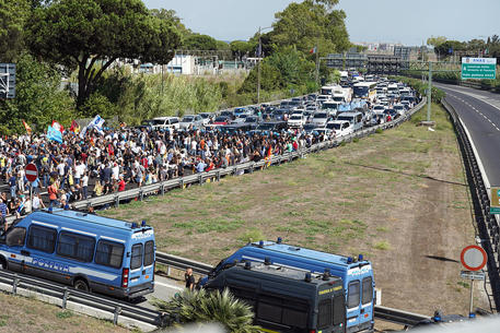 Una parte dei manifestanti di Alitalia dopo essere passati davanti ai terminal dell'aeroporto di Fiumicino, si sono diretti verso l'autostrada Roma-Fiumicino, ostacolando la circolazione in direzione dell'aeroporto romano, Roma, 24 settembre 2021.
ANSA/TELENEWS