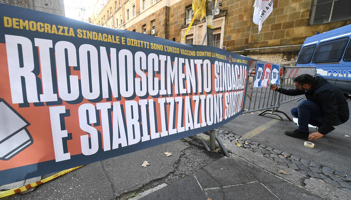 Manifestazione dei lavoratori di Anpal Servizi a Roma, 11 novembre 2020.    ANSA/ETTORE FERRARI