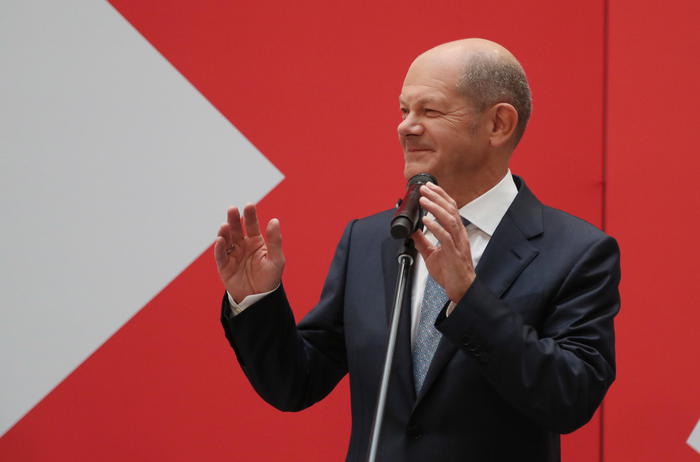 epa09490949 The top candidate of the German Social Democratic Party (SPD) Olaf Scholz speaks at a media event in the aftermath of the German general elections, in Berlin, Germany, 27 September 2021. According to preliminary results, the SPD won the federal elections on 26 September by a small margin over Armin Laschet's CDU.  EPA/FOCKE STRANGMANN