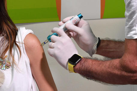 Per la prima volta in Europa la somministrazione dei vaccini anti-Covid attraverso l'utilizzo di speciali siringhe senza ago presso l'Hub Vaccinale di Messina. Nella foto la vaccinanda Anna Aveni. Messina, 28 luglio 2021. ANSA/CARMELO IMBESI