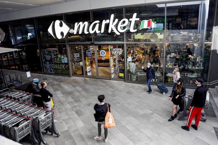 Il Carrefour Market aperto nel shopping district di city life a Milano, 18 marzo 2020.ANSA/Mourad Balti Touati