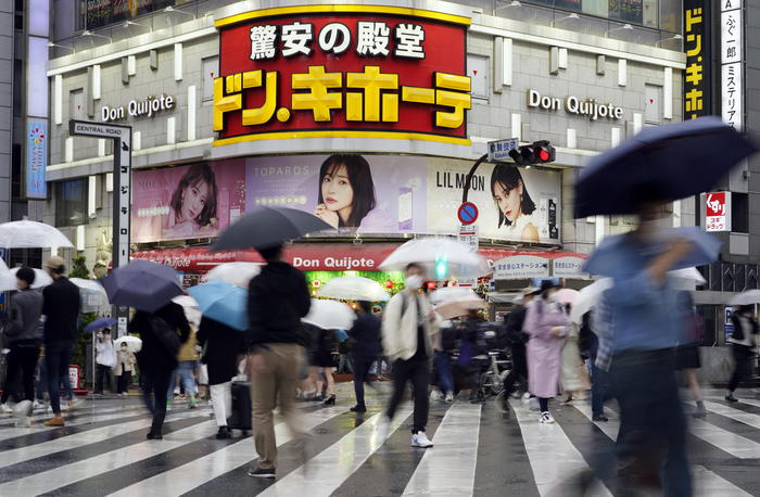 epa09167500 Passersby cross a street at Shinjuku business and shopping district in Tokyo, Japan, 29 April 2021. Tokyo recorded its highest coronavirus infections cases since January 2021 with 1,027 new cases. The country is affected by a surge of COVID-19 cases less than three months before from the opening of the Tokyo Olympic Games.  EPA/FRANCK ROBICHON