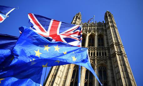 epa07940748 British and EU flags outside Parliament in London, Britain, 22 October 2019. MPs (Members of Parliament) are set to vote on British Prime Minister Boris Johnson's Brexit timetable on 22 October.  EPA/ANDY RAIN