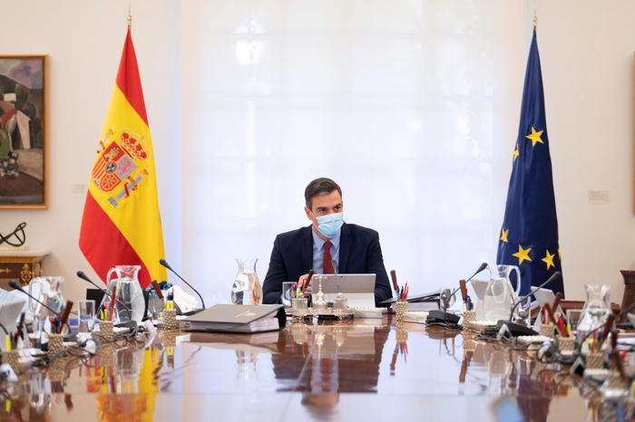 epa09370403 A handout photo made available by Spanish Prime Ministry press office of Spanish Prime Minister Pedro Sanchez leads a Cabinet's meeting at La Moncloa Palace, in Madrid, Spain, 27 July 2021.  EPA/Borja Puig de la Bellacasa HANDOUT IMAGE TO BE USED ONLY IN RELATION TO THE STATED EVENT (MANDATORY CREDIT) HANDOUT EDITORIAL USE ONLY/NO SALES