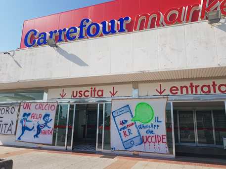 Presidio davanti neozio Carrefour Crotone dopo licenziamenti