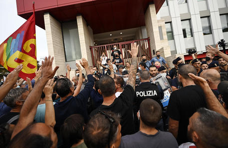 Momenti di tensione con le forze dell'ordine durante la manifestazione dei lavoratori Alitalia sotto la sede di Ita a Roma, 20 settembre 2021. ANSA/RICCARDO ANTIMIANI
