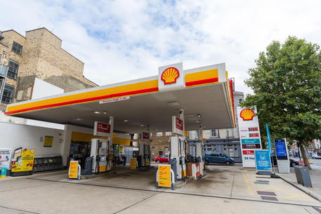 epa09457338 A Shell petrol station in London, Britain, 09 September 2021. According to a report published by Carbon Tracker, the oil giants Shell and BP will need to cut their production by at least a third each to ensure that the planet does not heat up by more than 1.5 degrees Celsius.  EPA/VICKIE FLORES