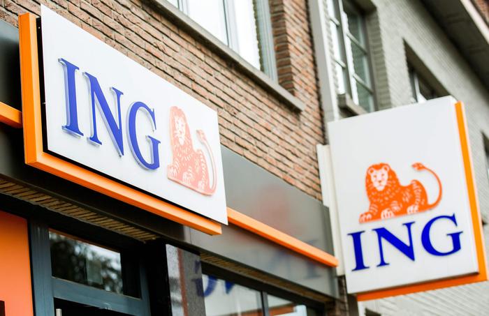 epa05561957 An exterior view of an ING Bank in Brussels, Belgium, 29 September 2016. Media report that on 03 October a merger could be announced and 4000 jobs are under threat.  EPA/STEPHANIE LECOCQ