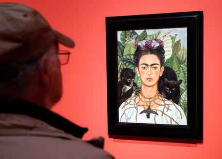 epa08215697 A visitor looks at a self-portrait of Mexican artist Frida Kahlo (1907-1954) in the exhibition 'Fantastic Women' at the Schirn art gallery in Frankfurt am Main, Germany, 13 February 2020. The exhibition runs from 13 February to 24 May 2020.  EPA/RONALD WITTEK  - USAGE RESTRICTED TO THE CONTEXT OF THE EXHIBITION  EDITORIAL USE ONLY