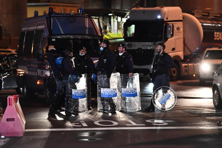 La Polizia ha sgomberato senza l'uso della forza il presidio del varco portuale di ponte Etiopia. Genova, 21 ottobre 2021.
ANSA/LUCA ZENNARO