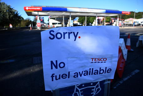 epa09494923 A Tesco garage that closed after running out of fuel, in Friern Barnet in London, Britain, 29 September 2021. A shortage of lorry drivers and panic buying has led to fuel shortages in forecourts and petrol stations across the country.  EPA/NEIL HALL