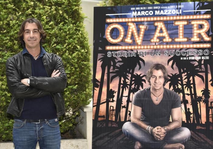 Marco Mazzoli in posa per i fotografi durante il photocall del film ''On air - storia di un successo'', Roma, 29 marzo 2016. ANSA/GIORGIO ONORATI