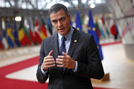 epa08712290 Spain's Prime Minister Pedro Sanchez speaks on camera as he arrives for an EU summit at the European Council building in Brussels, Belgium, 01 October 2020. European Union leaders are meeting to address a series of foreign affairs issues ranging from Belarus to Turkey and tensions in the eastern Mediterranean.  EPA/FRANCISCO SECO / POOL