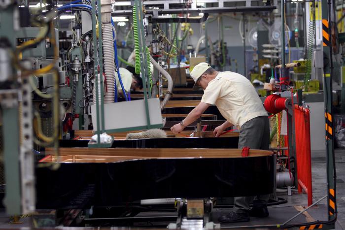 Una immagine di archivio di un operaio impegnato in una catena di montaggio all'interno di una fabbrica. EVERETT KENNEDY BROWN - ANSA ARCHIVIO