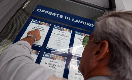 Un uomo controlla gli annunci di lavoro esposti in una agenzia per l'occupazione a Pisa.
 ANSA/FRANCO SILVI