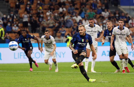 Inter MilanÂ’s Federico Dimarco kicks a penalty out during the Italian serie A soccer match between FC Inter  and Atalanta at Giuseppe Meazza stadium in Milan, 25 September 2021.
ANSA / MATTEO BAZZI