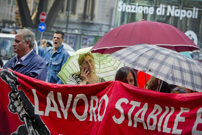 Una manifestazione di disoccupati e precari napoletani nei pressi della Stazione centrale in piazza Garibaldi, Napoli 22 maggio 2012.

