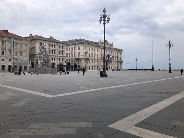 Foto: Alice Fumis - Coronavirus: a Trieste qualcuno esce, ma tavolini bar vuoti