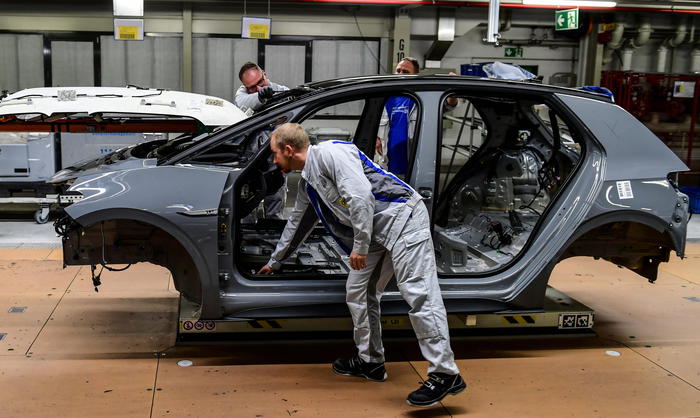 epa08129729 (FILE) - Volkswagen employees work on a Volkswagen ID.3 car in the assembly line during the start of the production of the new electric car Volkswagen ID.3 at the Volkswagen (VW) vehicle factory in Zwickau, Germany 04 November 2019 (reissued 15 January 2020). The German Federal Statistics Office on 15 January 2020 released German economic growth figures for 2019, saying the economy grew 0,6 per cent, less than the growth in 2018 of 1,5 per cent and 2,5 per cent in 2017.  EPA/FILIP SINGER *** Local Caption *** 55601247