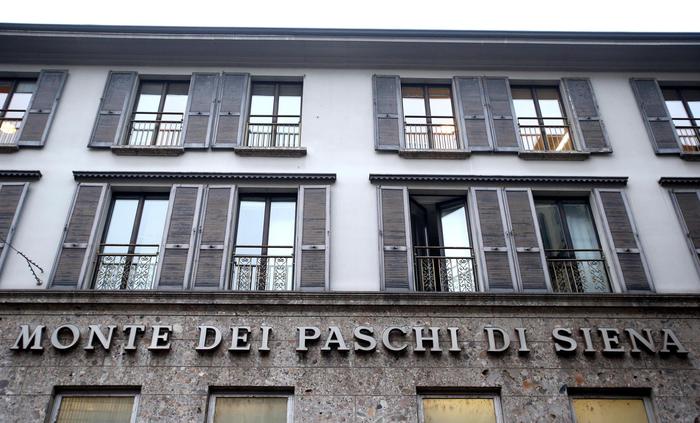 La sede del Monte dei Paschi di Siena in via Manzoni, a Milano. ANSA/MATTEO BAZZI