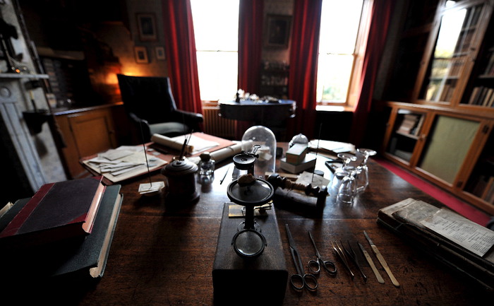 epa01631950 A microscope used by Charles Darwin is pictured here in his study at his home Down House, in Downe Village, Kent , Britain, 11 February 2009. 12 February marks 200 years since the birth of British naturalist Charles Darwin.  EPA/ANDY RAIN