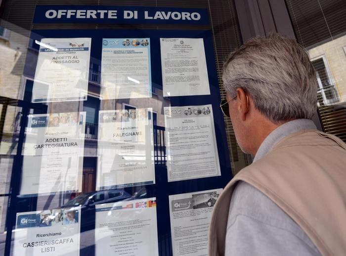 Un uomo controlla gli annunci di lavoro esposti in una agenzia per l'occupazione a Pisa.
 ANSA/FRANCO SILVI
